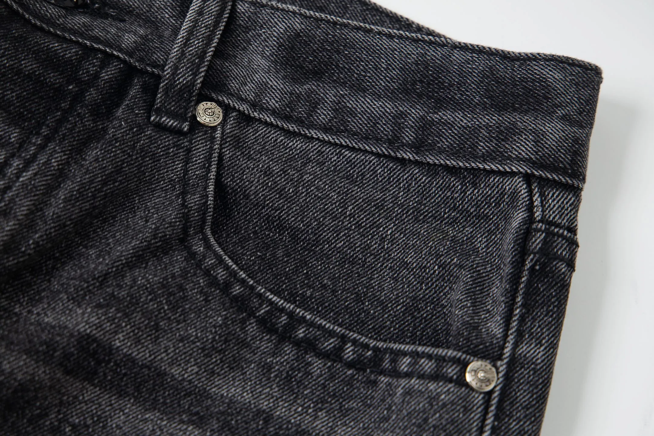 P240 Chrome Hearts Chrome Hearts Jeans Purple Matty Boy Sex Records Rivet Work Jeans CH Jeans need to be disassembled and washed before being dismantled and hand-stitched with sheepskin cross leather and then spliced ​​together. The whole piece has too many craftsmanship to explain. The cabinet price is 16W+, the patchwork cross pattern is embellished, and the high-waisted washed jeans! ! Absolutely high-end luxury products, 8W+ level god-level items, super popular products, made with top heavy industry, a magic weapon that cannot be missed. About Kroxin This is an extremely luxurious fashion brand, which can also be called the aristocrats of the high street. It has always been an exclusive brand for some hipsters or rich second generation. Compared with ordinary high streets, it is more luxurious and noble. Compared with luxury brands, it has a more fashionable personality and has always been a brand that I have a special liking for. Style number: 1761# Size: 28 30 32 34 36
